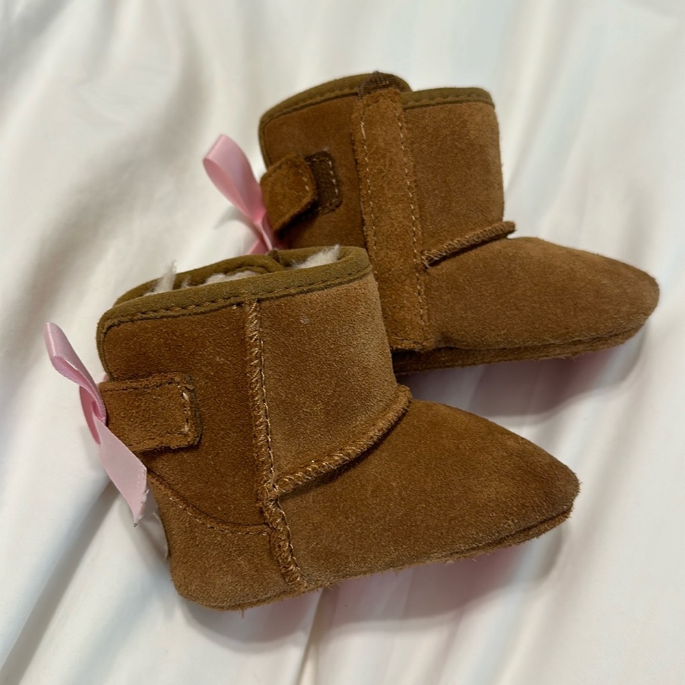 Infant Uggs with Pink Bow size 0/1